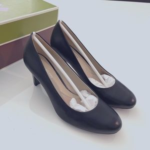 Naturalizer Black Heels (Size 5M)